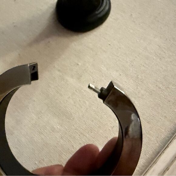 Mark & Graham Silver Hinged charging bracelet S - Picture 7 of 8